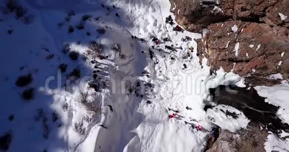 岩石间的瀑布山间的冬瀑谎言雪正在上升吃和木材视频的预览图