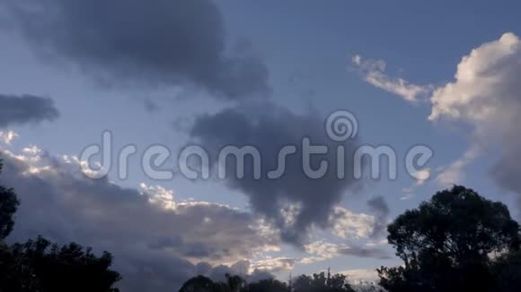 日落前天空中戏剧性的云层移动的时间视频的预览图
