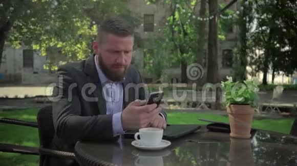 商人在咖啡休息时自拍户外活动斯坦迪卡姆视频的预览图