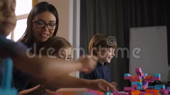 多样化的儿童搭建建构玩具积木视频的预览图