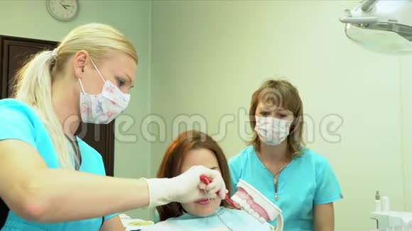 医生训练病人的好女人在一间通往牙科诊所的轻便办公室里视频的预览图