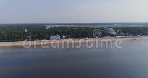 Jurmala海上无人驾驶飞机空中海滩飞行夏季婚礼拉脱维亚酒店水民云视频的预览图