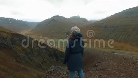 快乐的徒步旅行者伸出双臂在山上取得成就视频的预览图