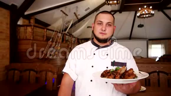 一位厨师在大厅餐厅的肖像厨师是为客人酒馆咖啡馆厨师向游客提供的食物它视频的预览图