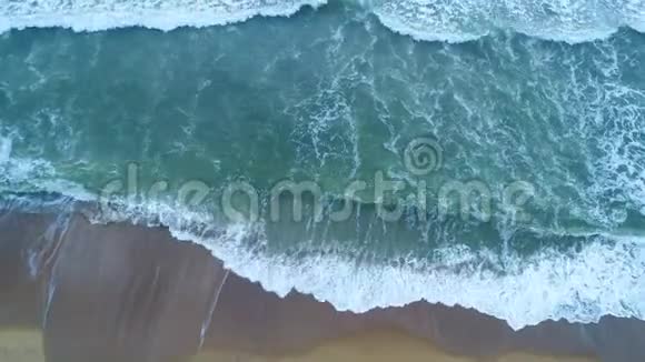 斯里兰卡被绿松石海浪冲刷的沙滩空中视频的预览图