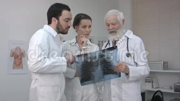 组医生护士看X线视频的预览图