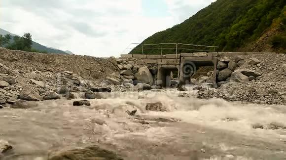 山河洪水与旧的废弃和破碎的老式桥梁视频的预览图