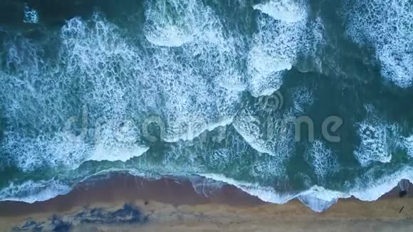 斯里兰卡被绿松石海浪冲刷的沙滩空中视频的预览图
