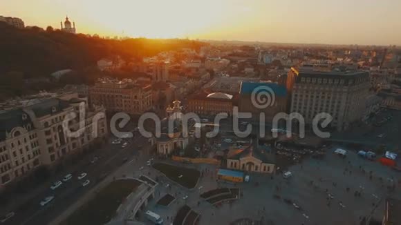 日落时飞越欧洲城市的河港视频的预览图