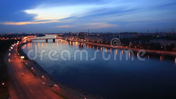 涅瓦河和桥堤夜景视频的预览图