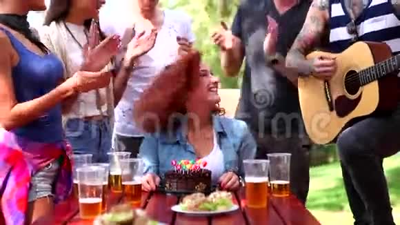 快乐的朋友庆祝惊讶的卷曲女人的生日视频的预览图