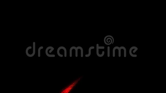 红粉色的心形出现在一个黑色的烘焙场上的小颗粒星星在周围旋转视频的预览图