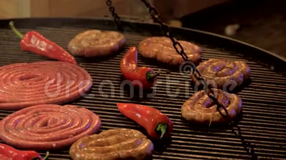 香肠和辣椒烤架视频的预览图