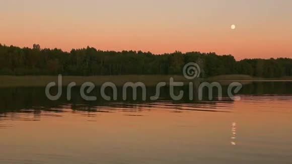 满月在湖中倒影视频的预览图