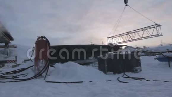 覆盖雪和金属梁的建筑视频的预览图