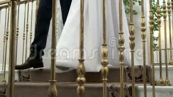 新郎新娘去参加婚礼视频的预览图