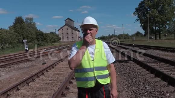 摄像机跟踪铁路员工视频的预览图