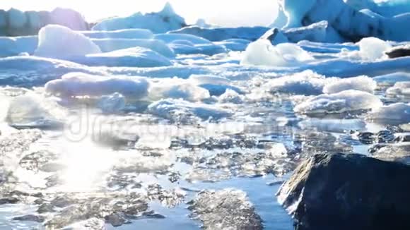 冰蓝色冰川湖视频的预览图