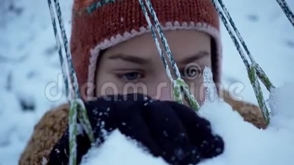冬天男孩在吊床附近玩耍的肖像视频的预览图