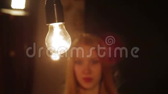 女时装模特和照明灯泡视频的预览图