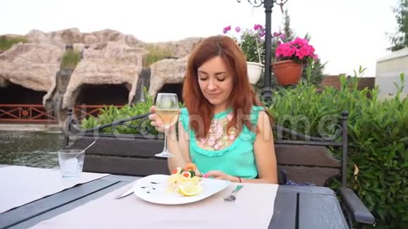 女餐厅葡萄酒智能手机视频的预览图