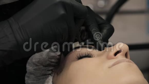 美容师永久性化妆师眼线永久性化妆师视频的预览图