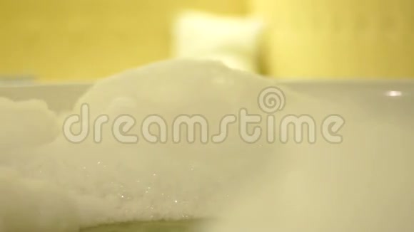 在家泡热水澡玩泡沫塑料的女孩视频的预览图