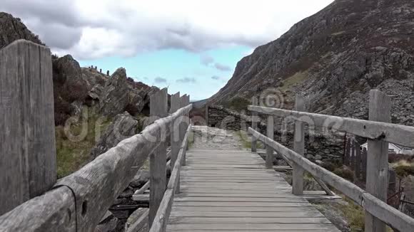 瀑布处的木桥视频的预览图