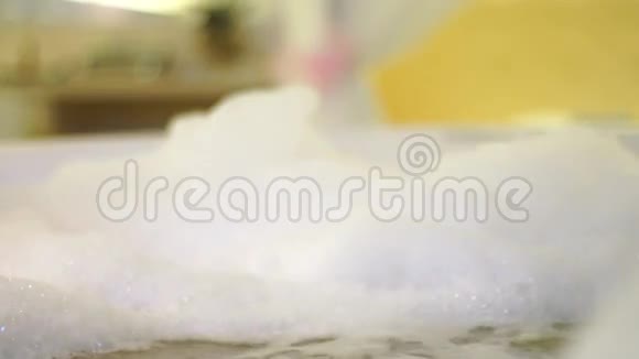 小女孩在家洗热水澡时玩泡沫视频的预览图