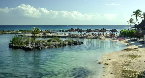 墨西哥阿文图拉斯港海滩的滨水景观视频的预览图