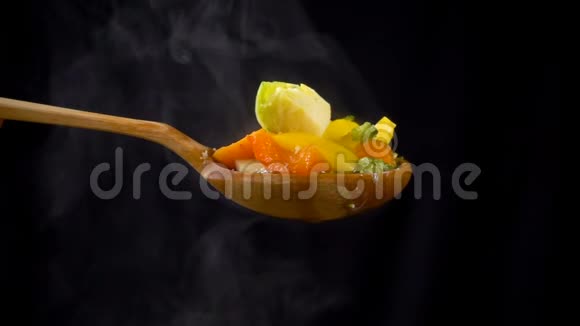 木勺有蔬菜和蒸汽视频的预览图
