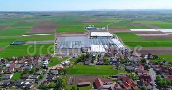 德国欧洲小定居点附近的农村土地视频的预览图