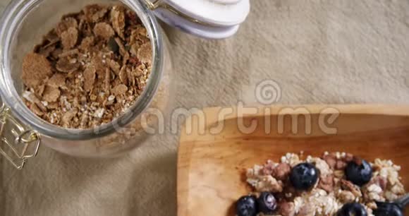 加罐和一碗含汤匙4k的早餐麦片视频的预览图