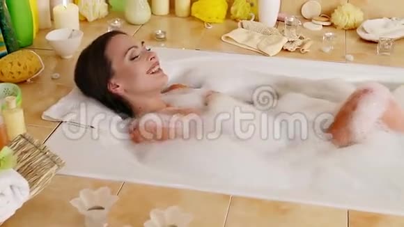 女人在浴室里洗泡沫浴和洗腿多利系统视频的预览图