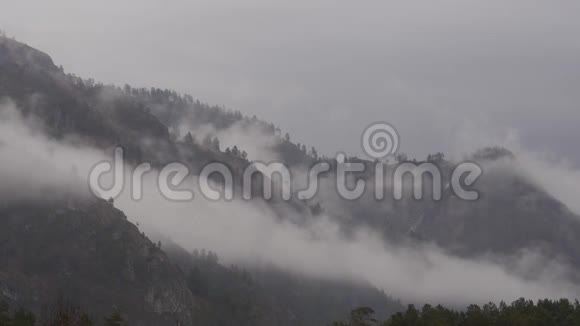 雪云在山上生长时间流逝视频的预览图