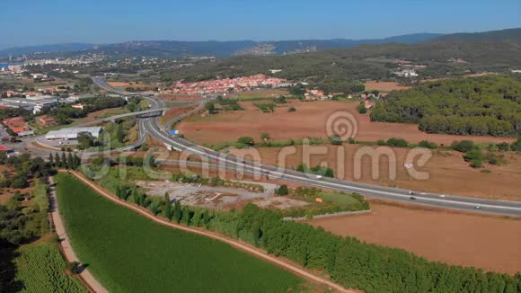 西班牙的风景是用无人驾驶飞机在帕拉莫斯镇附近拍摄的视频的预览图
