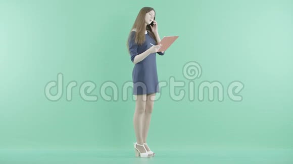 一个女孩手里拿着剪贴板在电话里说话视频的预览图