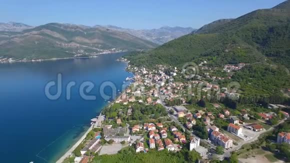 飞在黑山郊区海岸之上有建筑物农舍大山和美丽的亚得里亚海视频的预览图
