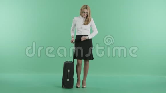 一个金发女孩站在行李附近视频的预览图
