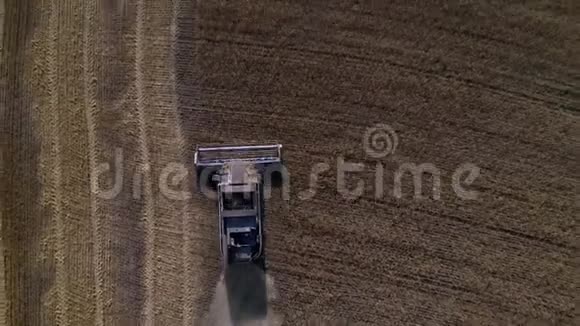 空中无人驾驶飞机向在田地里工作的联合收割机射击视频的预览图