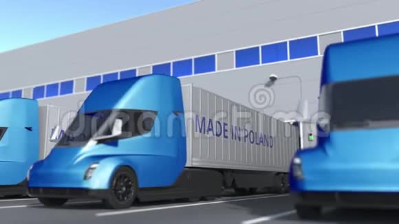 现代半挂车卡车与MADE在波兰文字是装载或卸载在仓库波兰商务相关视频的预览图