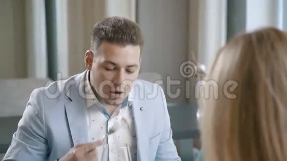 在餐馆吃饭一个男人用刀叉吃沙拉视频的预览图
