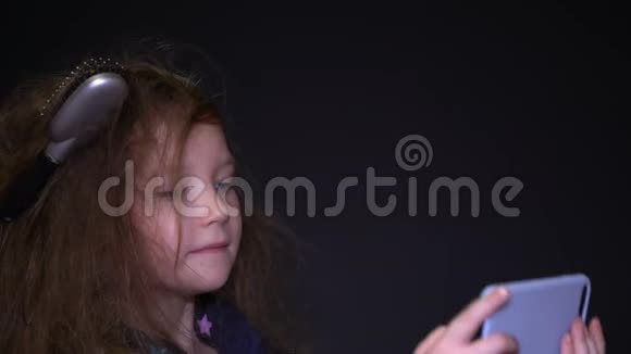 有凌乱头发的快乐女孩在智能手机上自拍视频的预览图