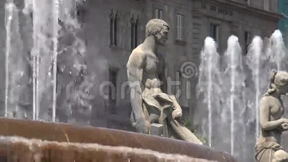 男性雕像和喷泉视频的预览图