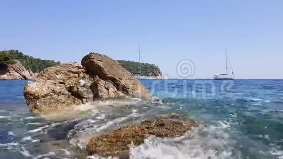 小浪溅落在岩石上视频的预览图