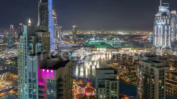 迪拜市中心城市景观与BurjKhalifa灯光显示空中时间推移视频的预览图