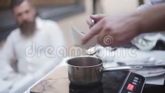 在一家肉类餐厅的一个夏天的地面上在平底锅中为鹅肝准备一种酱汁视频的预览图