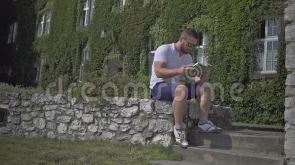 年轻人读完书放松下来视频的预览图