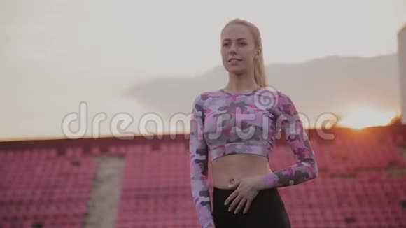 穿着运动服的女孩在体育场摆姿势视频的预览图
