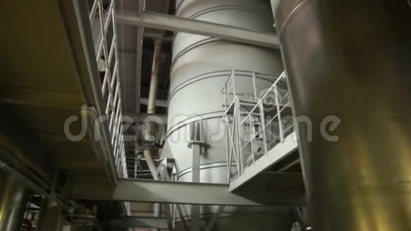 工厂建设中灰色混凝土烟囱视频的预览图